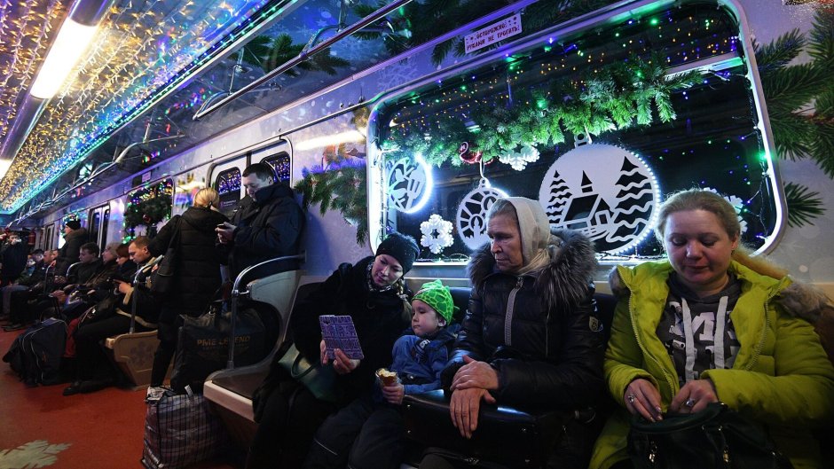Новогодний поезд в метро Москвы