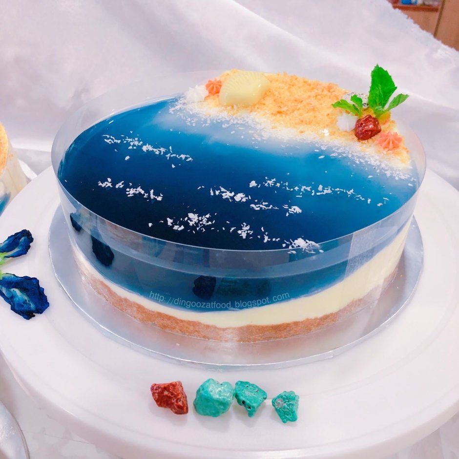 Глянцевый голубой торт