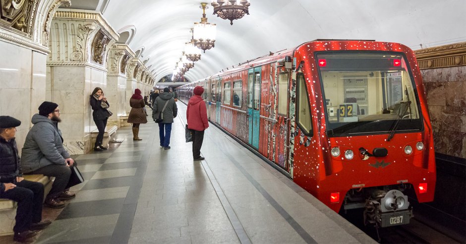 Поезд метро Русич новогодний