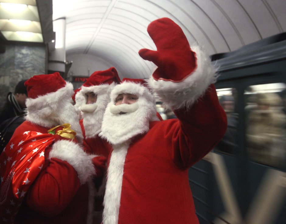 Дед Мороз в метро СПБ