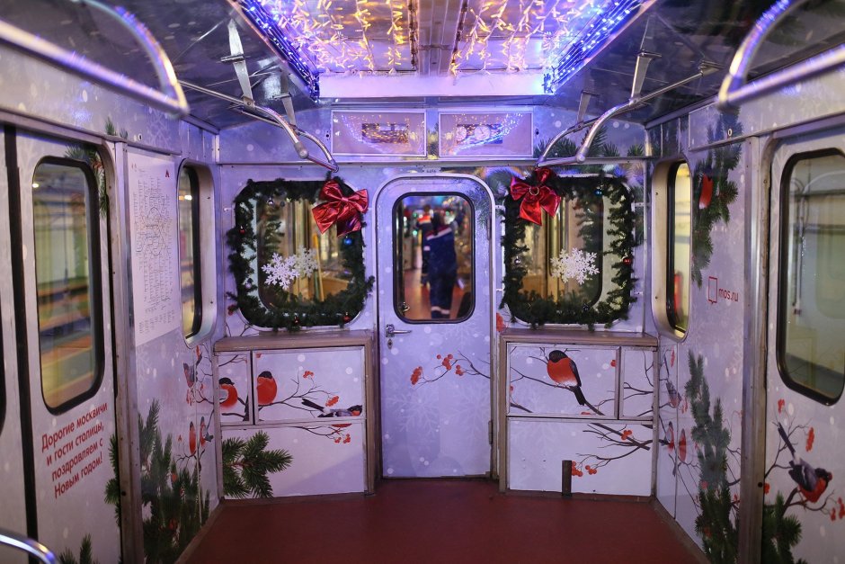 Новогодний поезд в метро Москвы