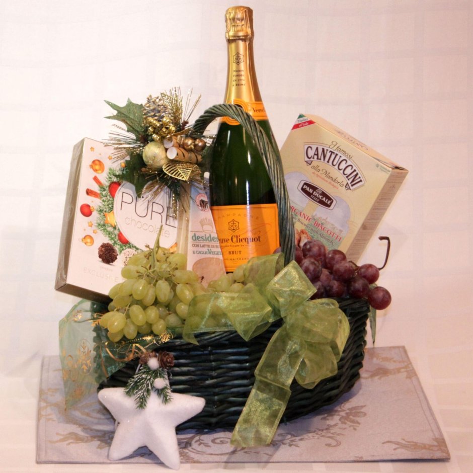 Ящик с фруктами и шампанским на новый год