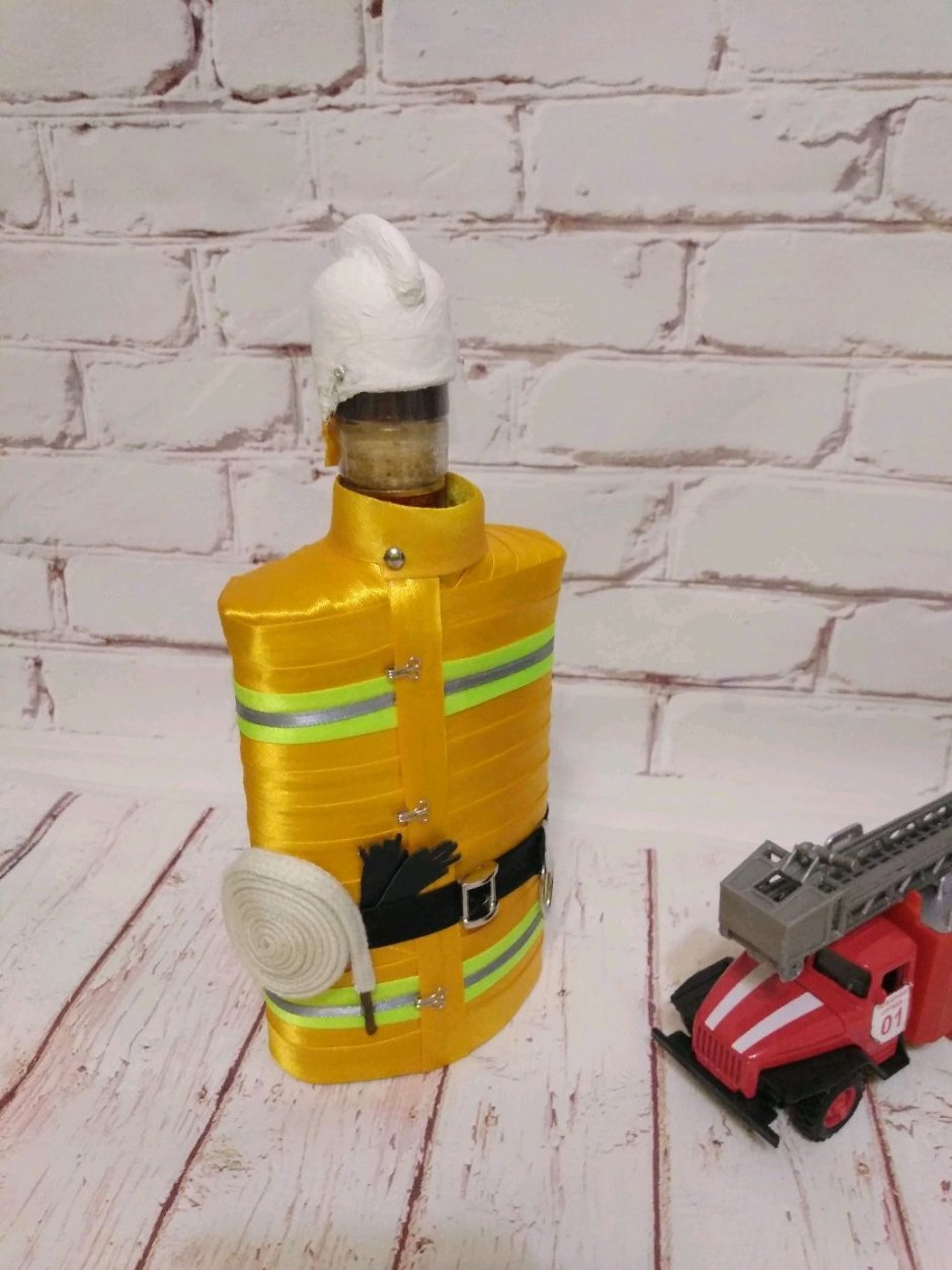 Бутылка декорированная для пожарных