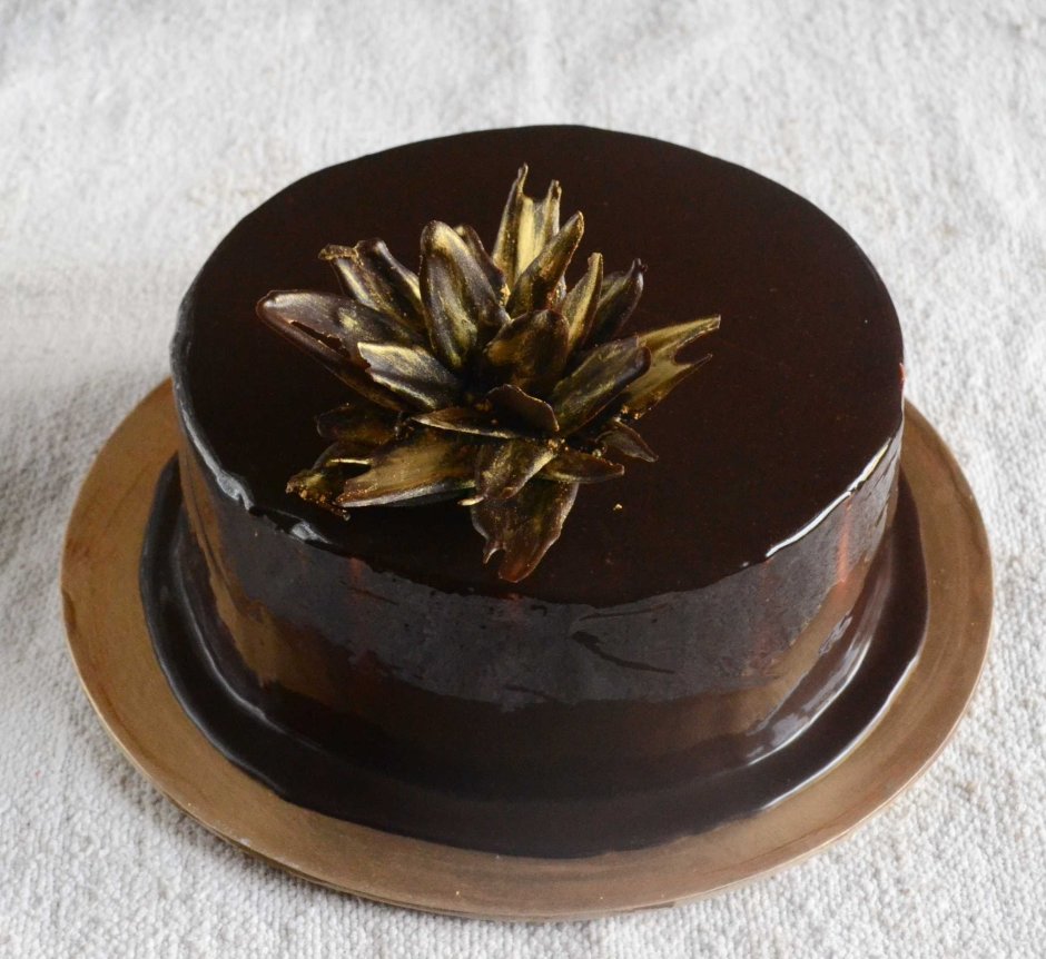 Шоколадный торт с шоколадными тюльпанами