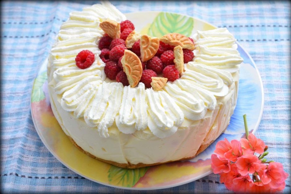 Торт с кремом и ягодами