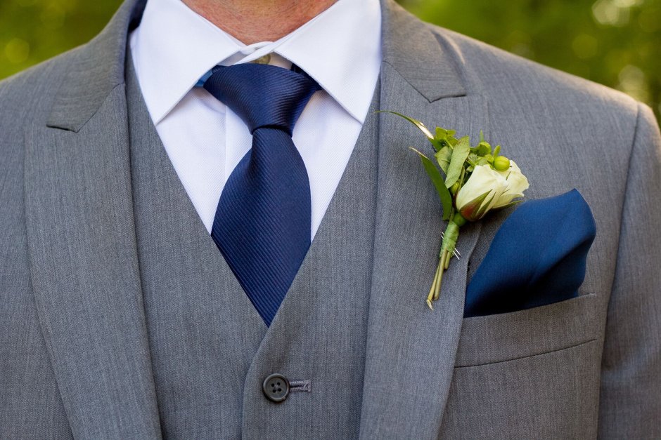 Голубой галстук в полоску