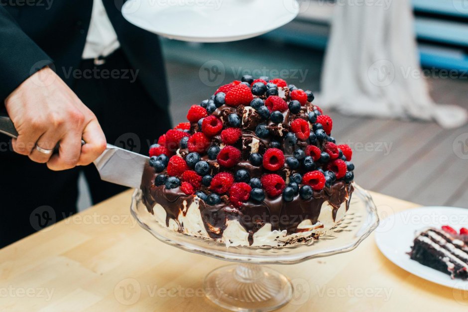 Торт свадебный вдвоем со всеми с ягодами