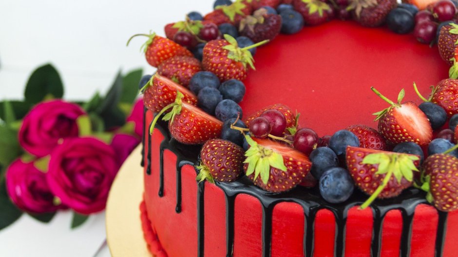 Торт украшенный живыми цветами и ягодами