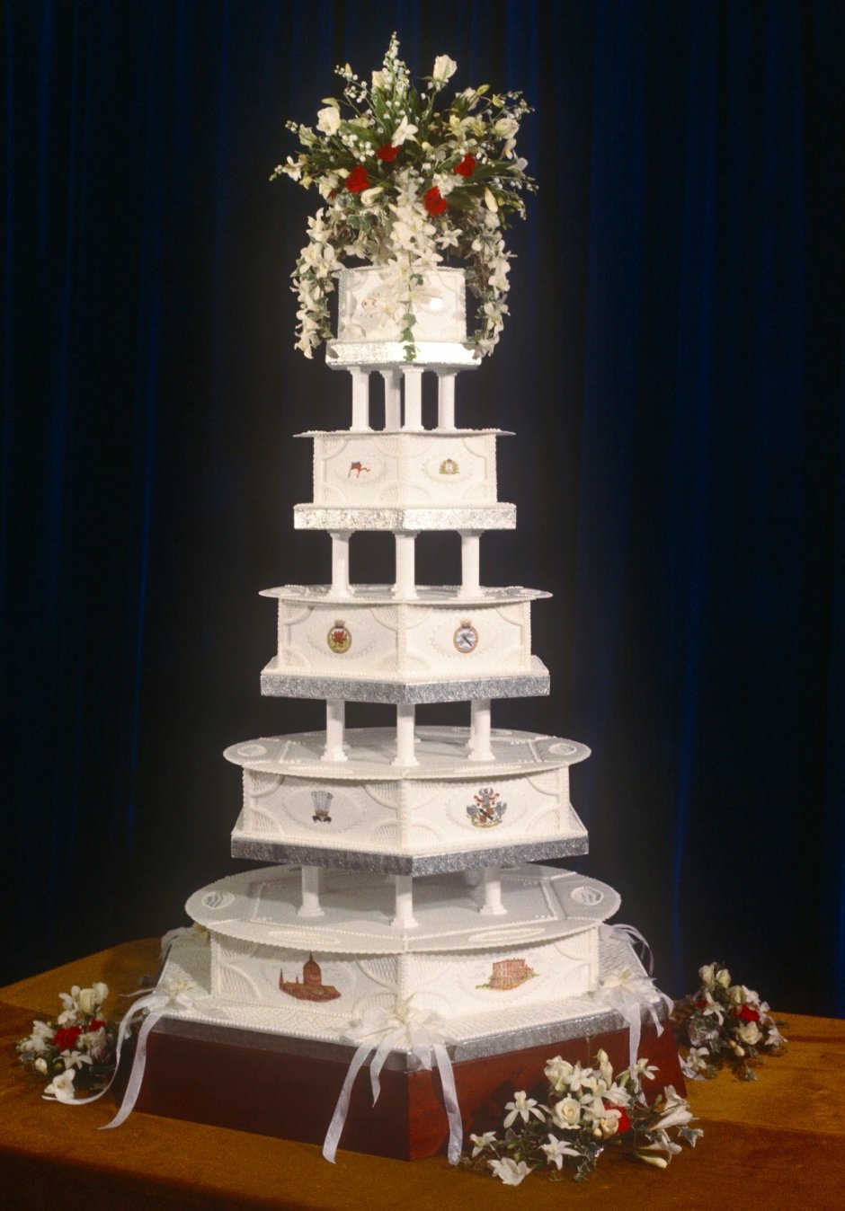 Кусок торта со свадьбы принцессы Дианы и принца Чарльза