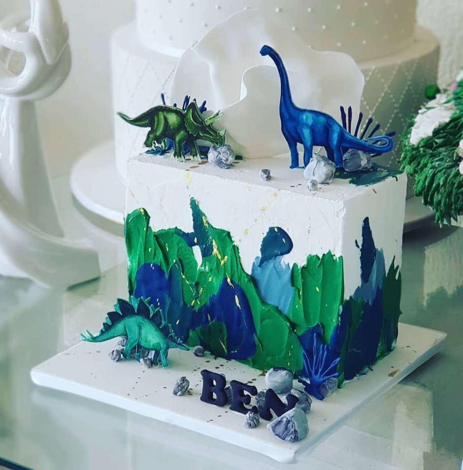 Нежный торт с динозаврами