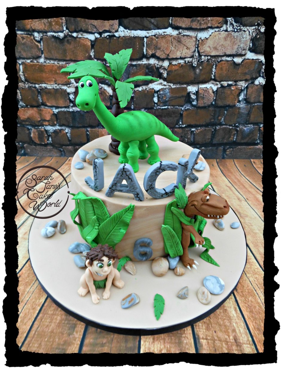 Торт с фигурками динозавров