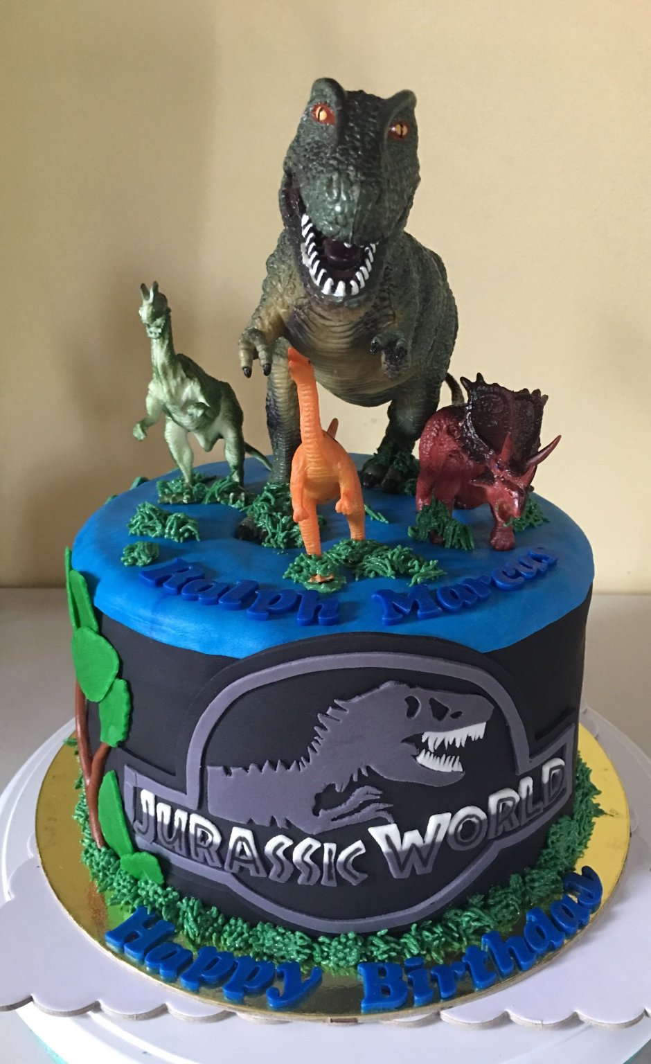 Торт с динозаврами для мальчика джурасик ворлд