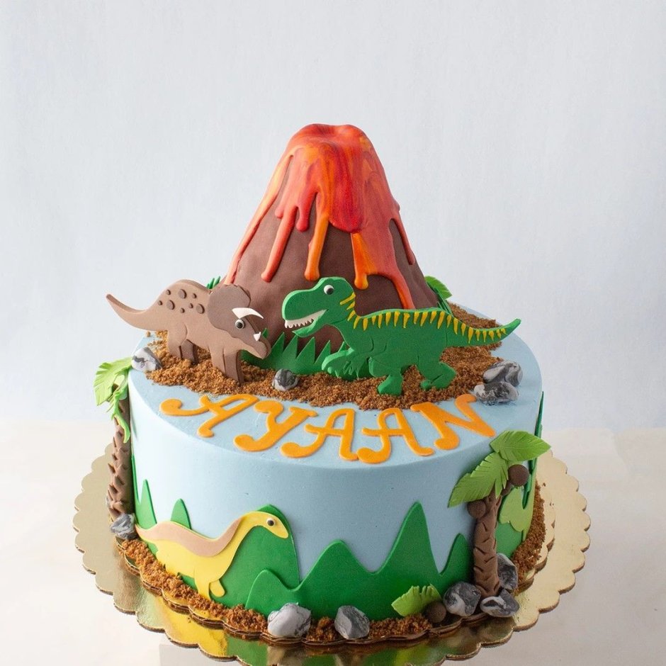 Красный торт с динозаврами