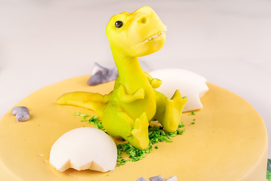 Желтый торт с динозаврами