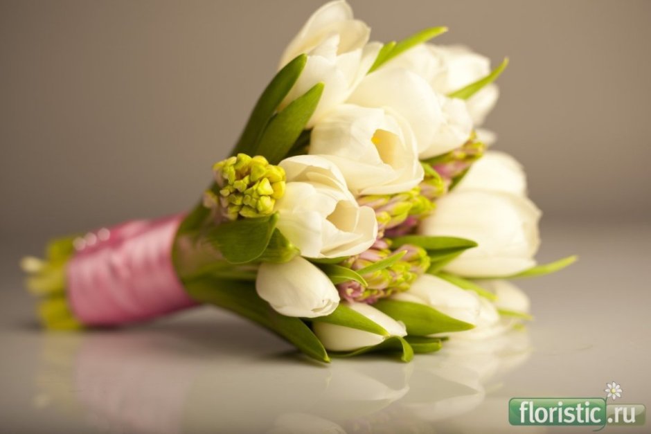 Букет невесты из белых тюльпанов с зеленой лентой
