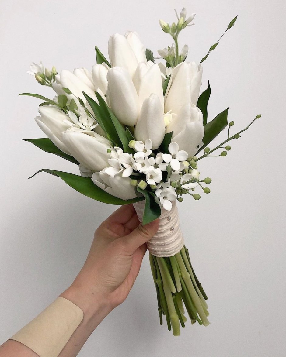 Свадебный букет из белых тюльпанов и фрезии