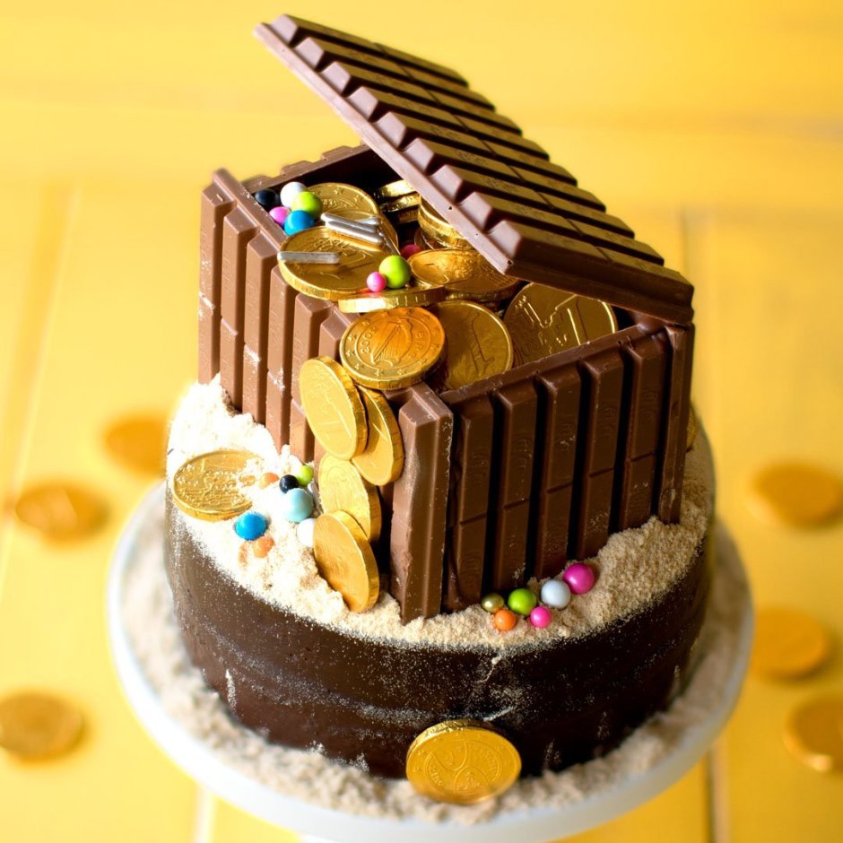 Торт украшенный шоколадными монетами