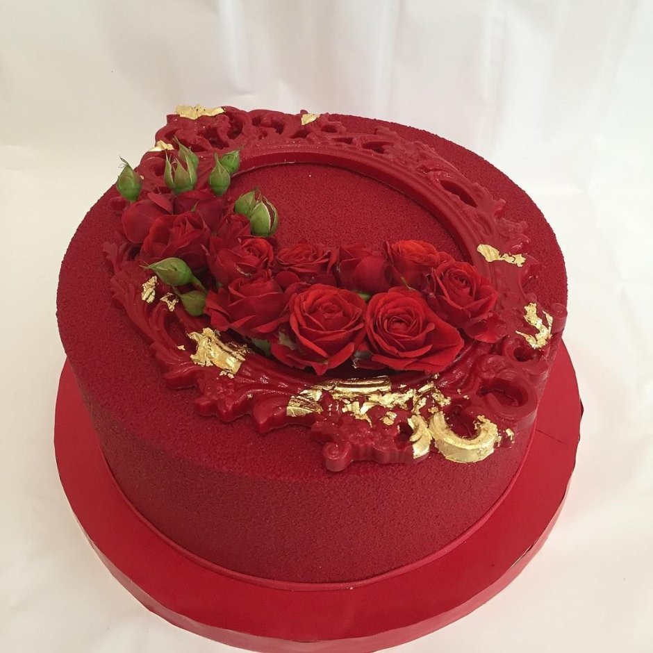 Украшение торта бордовыми розами