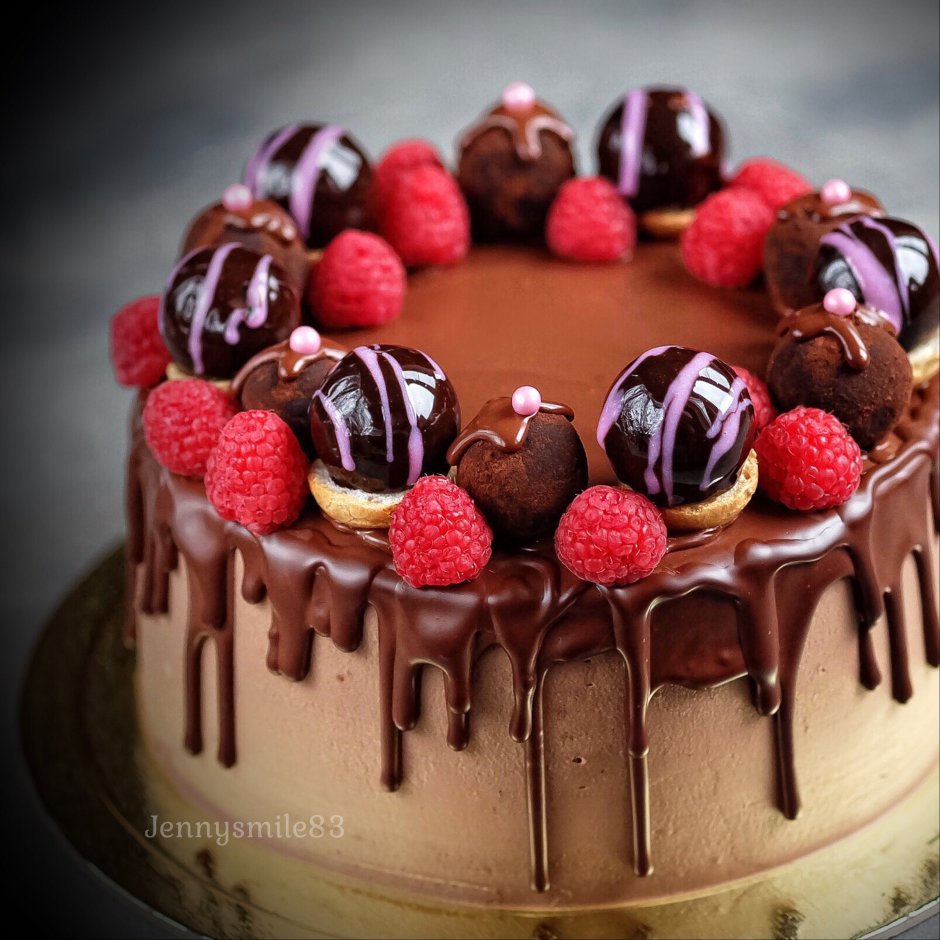Декор торта ягодами и шоколадом