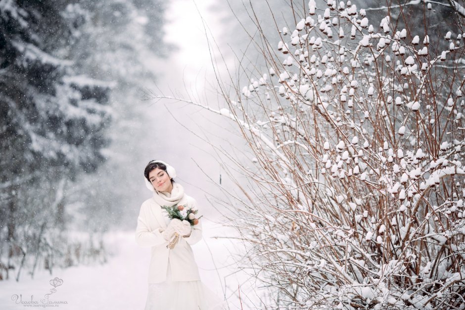 Свадебная фотосессия зимой в лесу