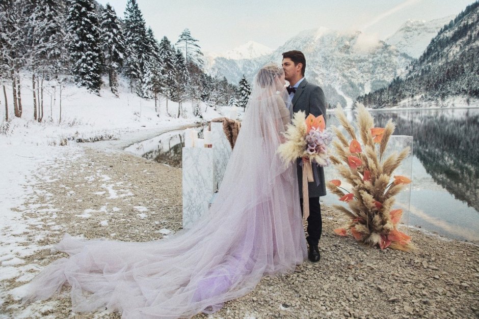 Невеста в горах зимой