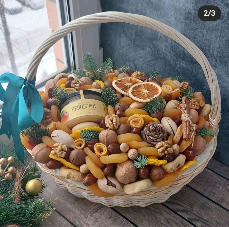 Новогодний букет из орехов и сухофруктов в корзине