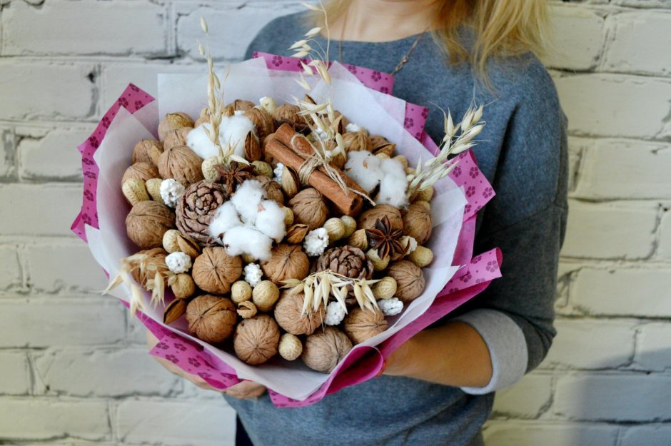 Подарочная корзинка с орешками