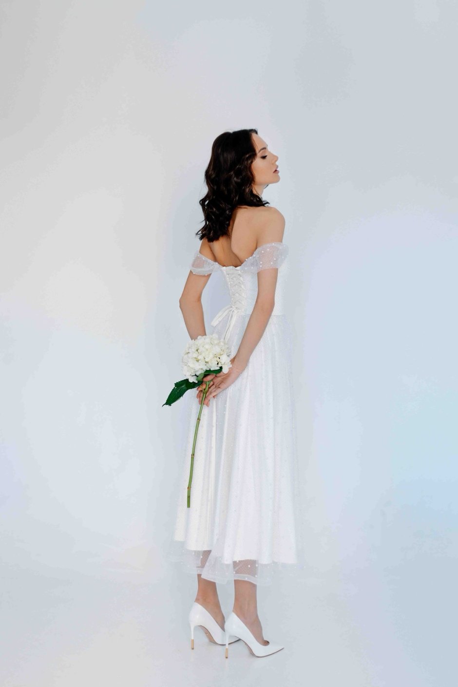 Белое длинное платье с открытыми плечами