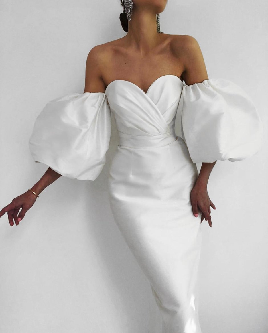 Свадебное платье миди с открытыми плечами