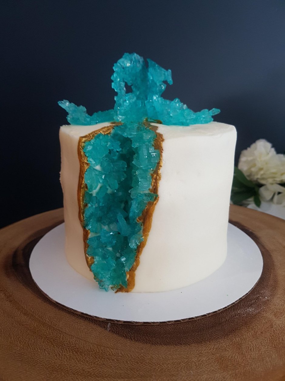 Двухярусный с водопадом торт