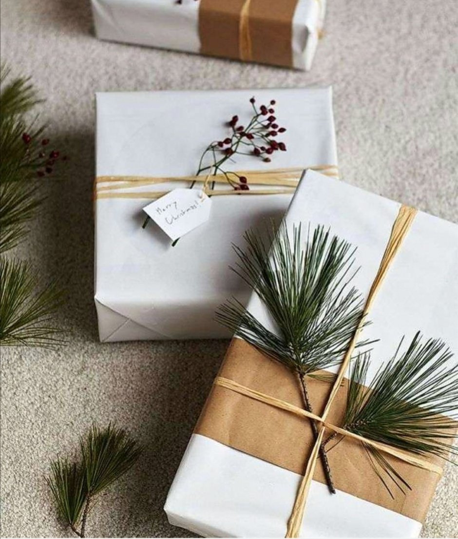 Упаковка новогодних подарков в крафтовую бумагу