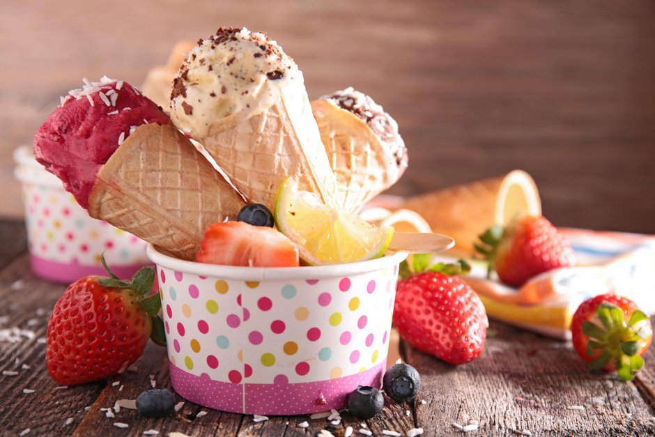 Мороженое с ягодами клубники