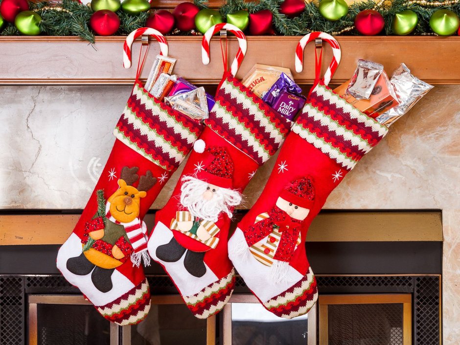 Новогодние красные носки для подарков