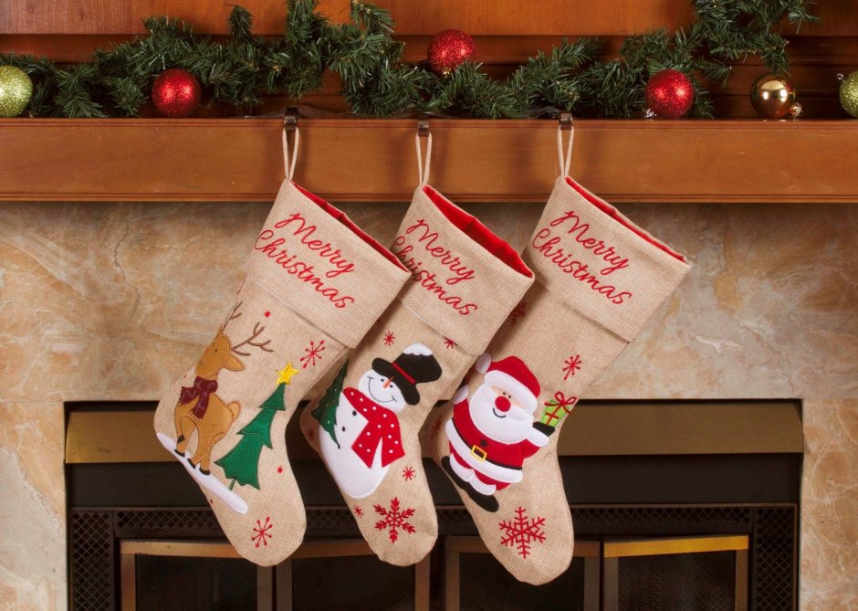 Рождественские носки на камин