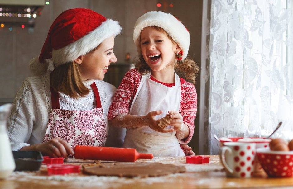 Дети пекут новогоднее печенье