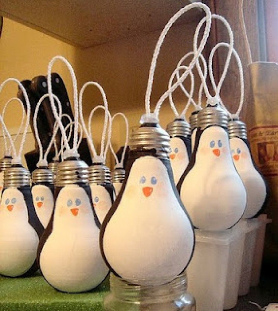 Игрушки из лампочек Снеговик