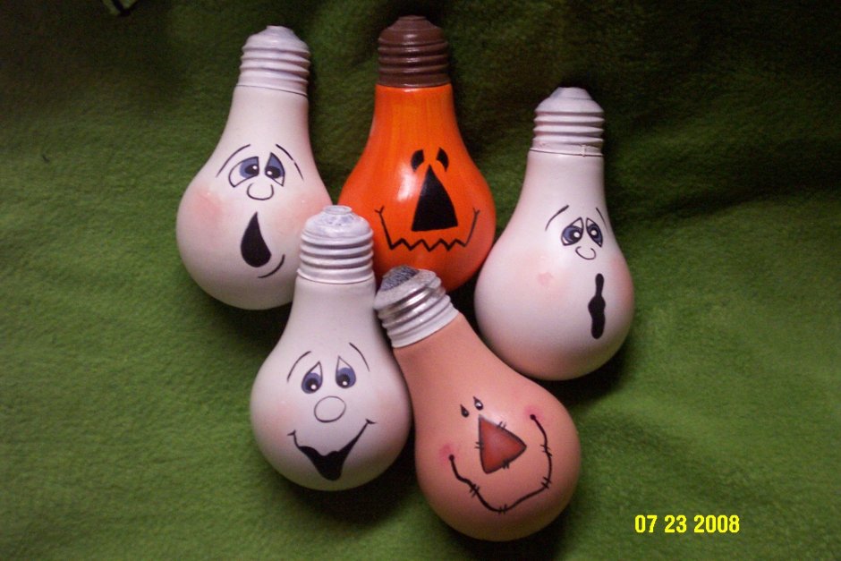 Елочные игрушки из перегоревших лампочек