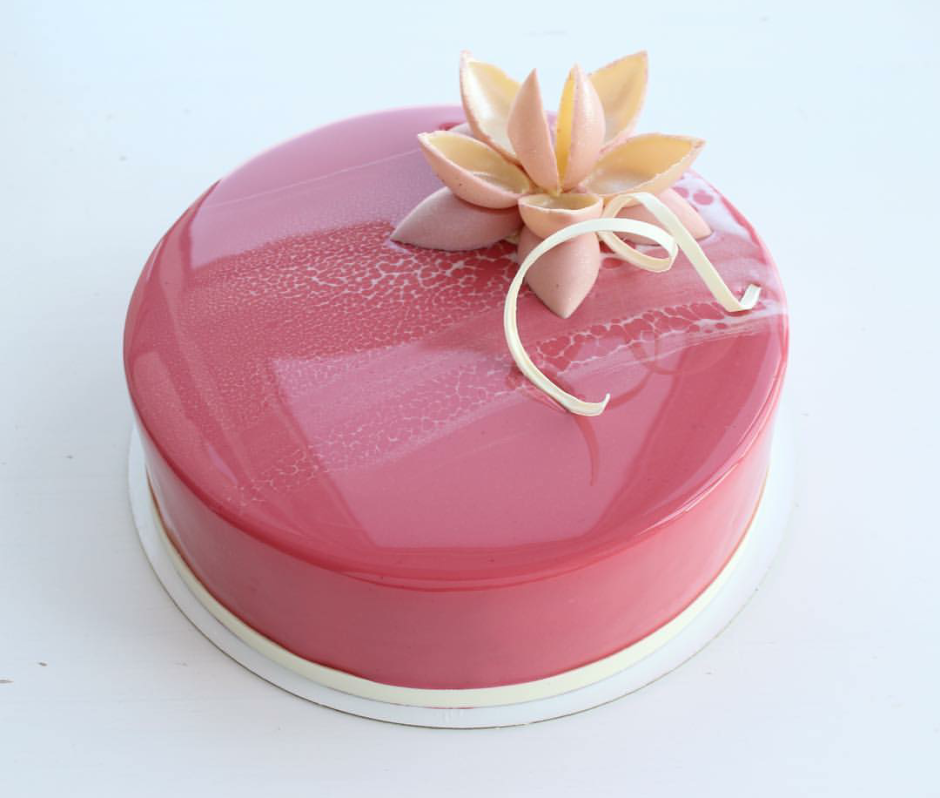 Розовый глянцевый торт
