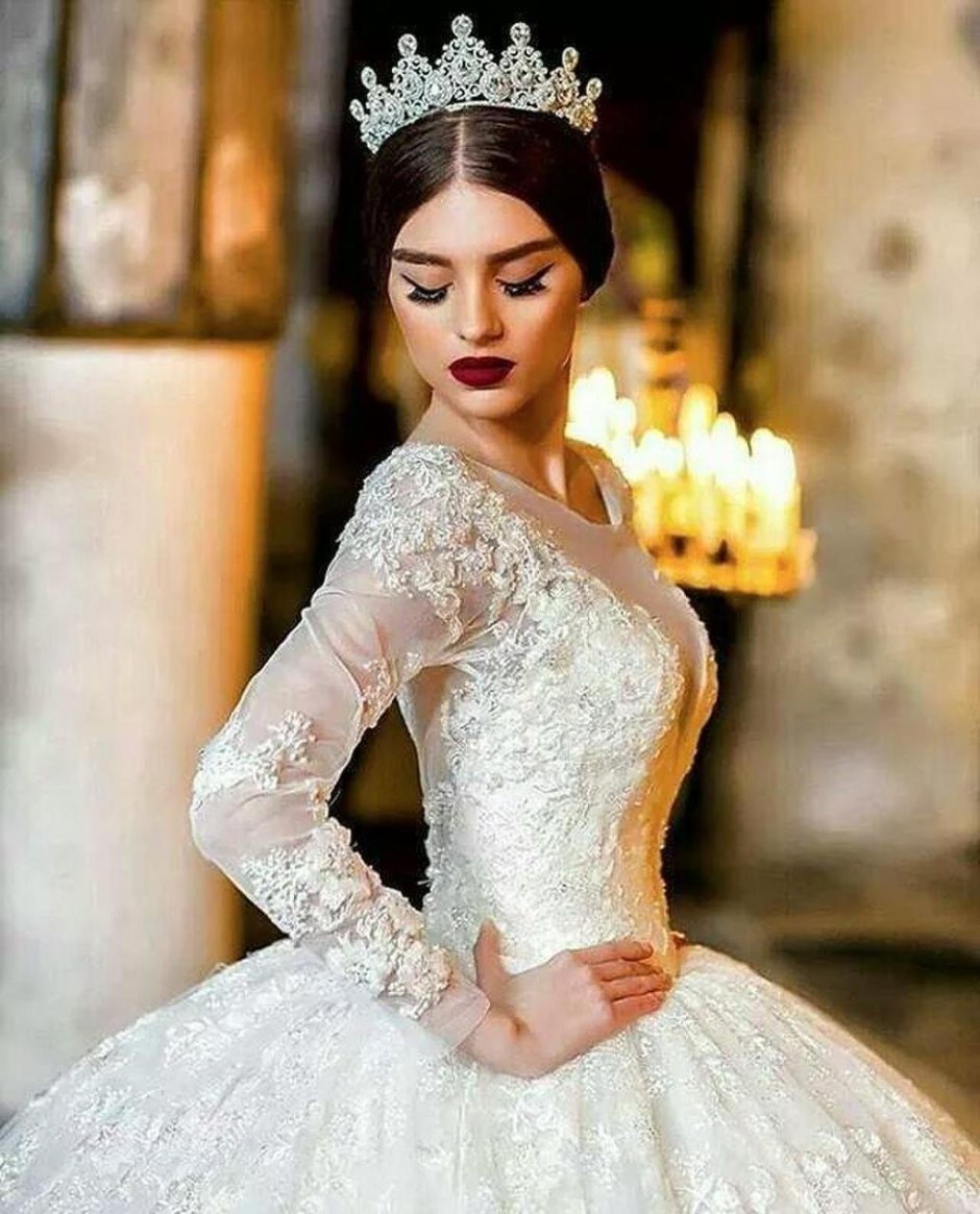 Свадебное платье пышное с короной