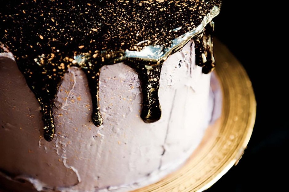 Шоколадный торт с блестками