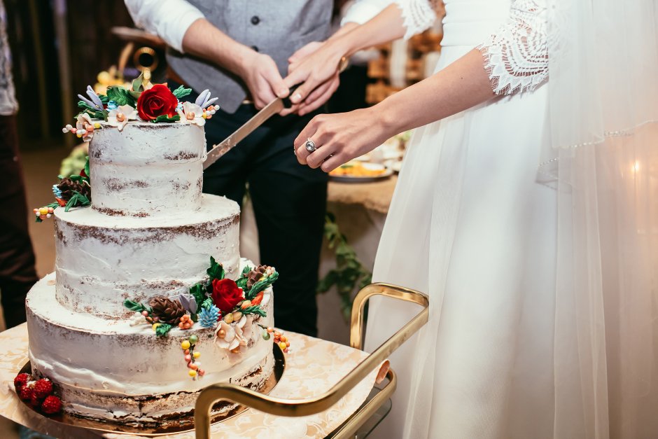 Разрезание свадебного торта на свадьбе