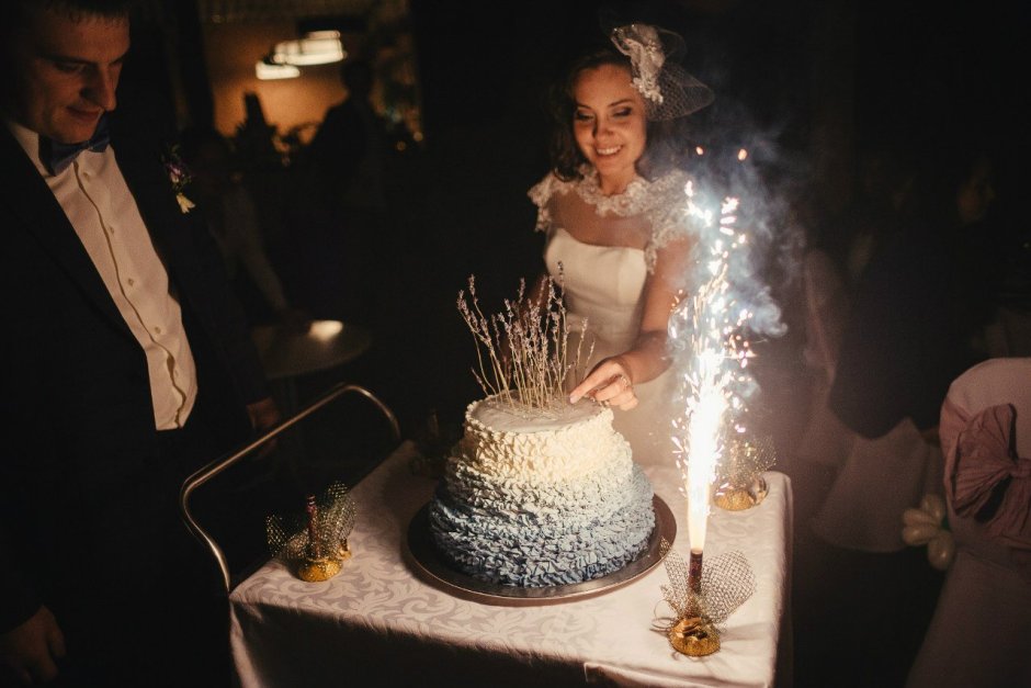 Вынос свадебного торта с фонтаном