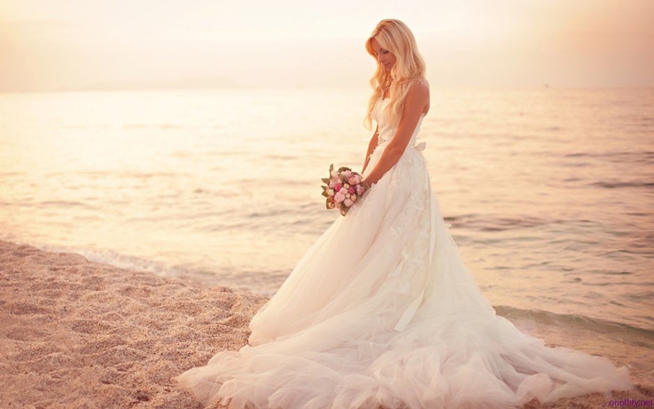 Свадебное платье на море