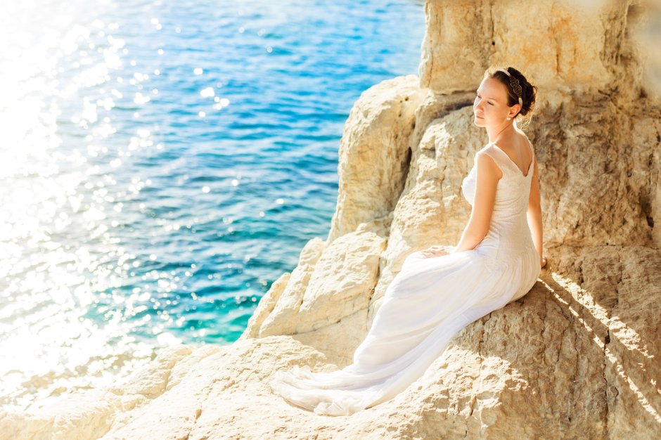 Девушка в белом платье на море