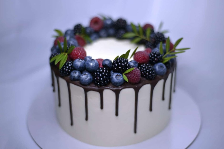 Торт с цветами и ягодами