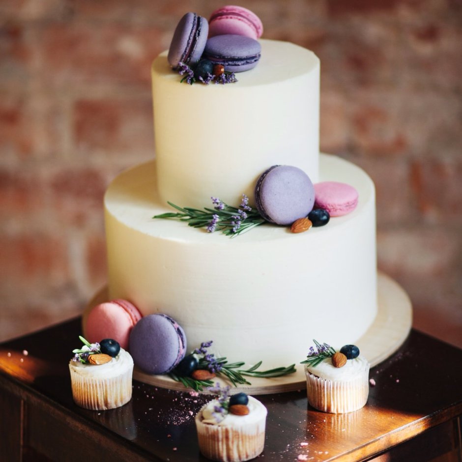 Свадебный торт три шоколада с живыми цветами