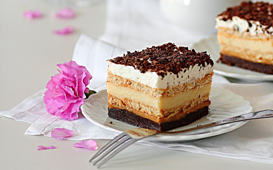 Кусок торта с цветком