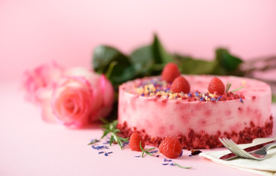 Кусок торта на розовом фоне
