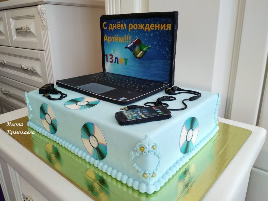 Торт в виде компьютера или ноутбука