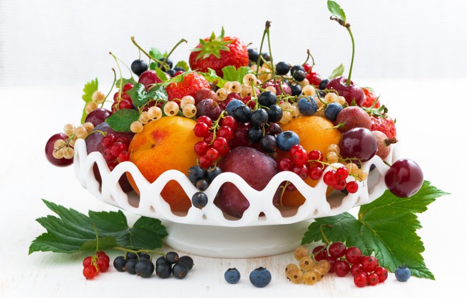 Блюдо с фруктами и ягодами